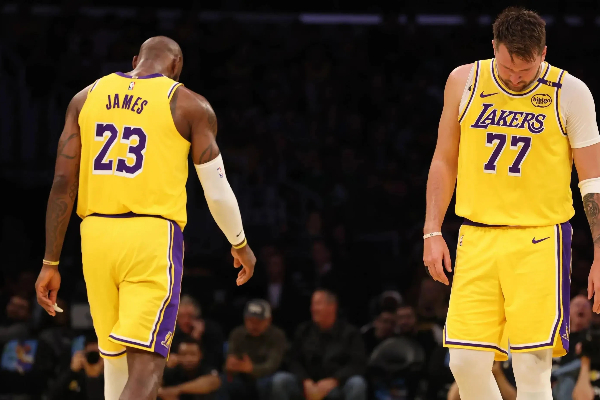  末节惊魂！詹姆斯5分钟2失误+防守真空，湖人遭逆转，东契奇空砍准三双
