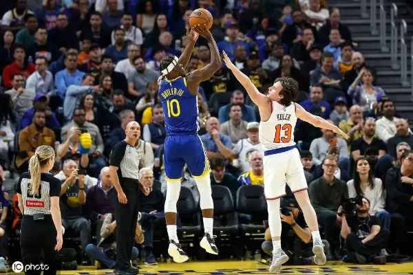  库里关键三分定乾坤 勇士客场擒尼克斯，巴特勒32+8难救主